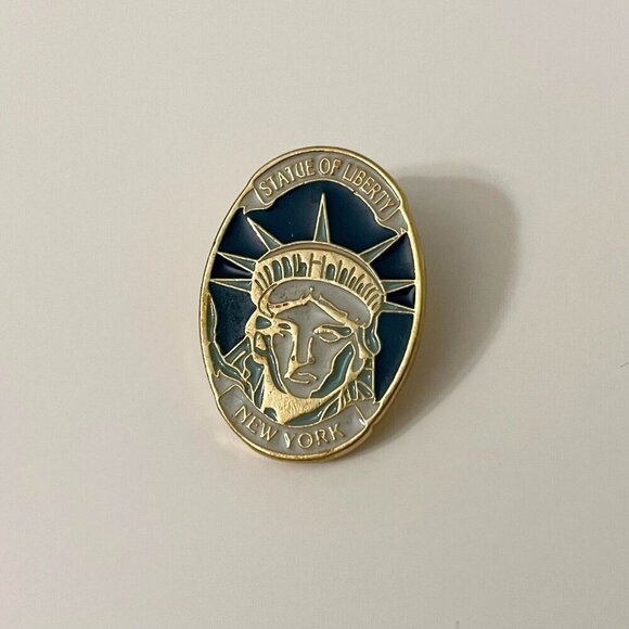 Vintage Statue of Liberty New York Pin Made in Canada - Picture 3 of 10